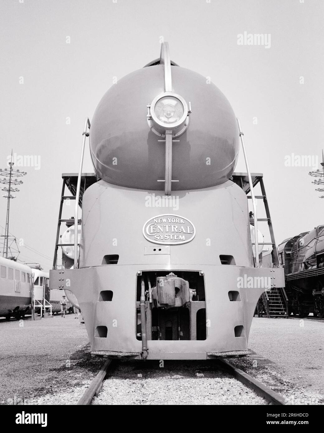 1930S NAHAUFNAHME DES NEW YORK CENTRAL RR 20TH CENTURY LIMITED HENRY DREYFUSS ENTWARF DIE LOKOMOTIVE AUF DER NEW YORK WORLD'S FAIR 1939 - Q40284 CPC001 HARS CITIES NAHAUFNAHME INSPIRIERTE NEW YORK CITY RAILROADS 1939 20TH CREATIVITY HENRY DREYFUSS ART DECO SCHWARZ-WEISS EXPO AUSSTELLUNG ALTMODISCH Stockfoto