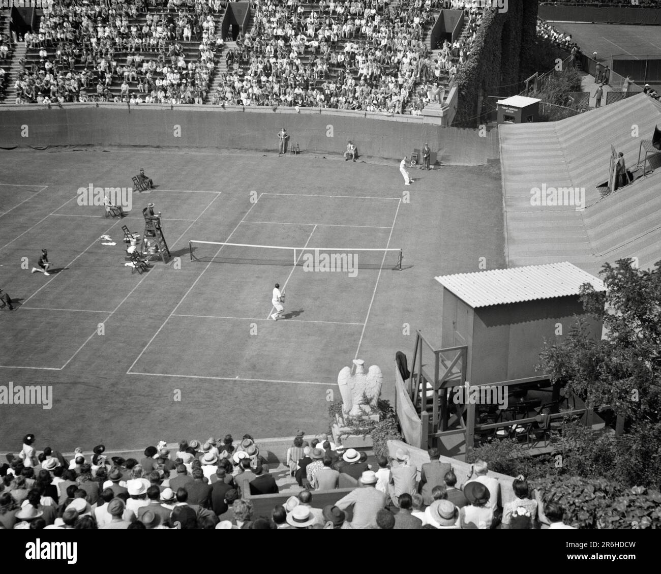 1940S ZUSCHAUER, DIE TENNIS MATCH FOREST HILLS STADIUM IM BOROUGH OF QUEENS, NEW YORK CITY USA - Q41373 CPC001 SEHEN HARS GESUNDHEIT UNITED STATES COPY SPACE DAMEN MASSENGYMNASTIK PERSONEN INSPIRATION PASSEND QUEENS UNITED STATES OF AMERICA MÄNNLICHE ZUSCHAUER B&W VERSAMMELT NORDAMERIKA GLÜCK HOCHWINKEL ABENTEUER STÄRKE HÜGEL SPANNUNG EXTERIEUR ERHOLUNGSMÖGLICHKEIT NYC PROFISPORT NEU YORK CITIES NEW YORK CITY QUEENS BOROUGH BOROUGH BOROUGH THRONGS BESUCHEN DIE SCHWARZ-WEISSEN WALDHÜGEL ALTMODISCH Stockfoto