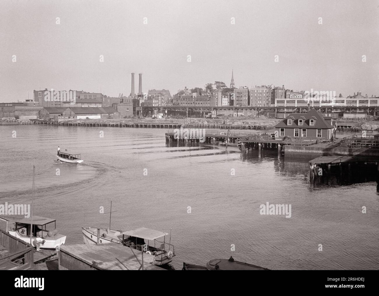 1940S SKYLINE ÜBER DEM CHARLES RIVER MIT DEM SPIRE DER ALTEN NORDKIRCHE ÜBER DEN NEUEREN GEBÄUDEN BOSTON MA USA - Q42541 CPC001 HARS COMMERCE MA UFER SCHWARZ-WEISS ALTMODISCHER SPIRE Stockfoto