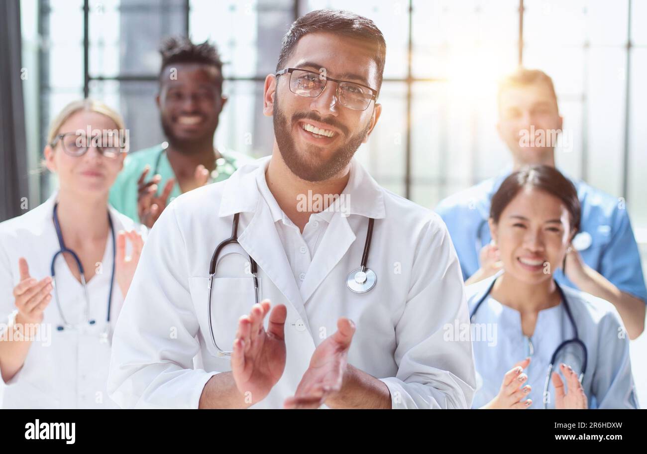 Erfolgreiches Team junger Ärzte, die klatschen Stockfoto