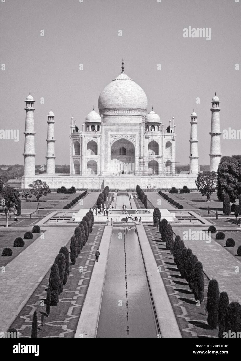 1960S DAS TAJ MAHAL MAUSOLEUM UND DIE MOSCHEE, ERBAUT IN DER 1640S. AGRA INDIEN - R21168 HAR001 HARS ALTMODISCH Stockfoto