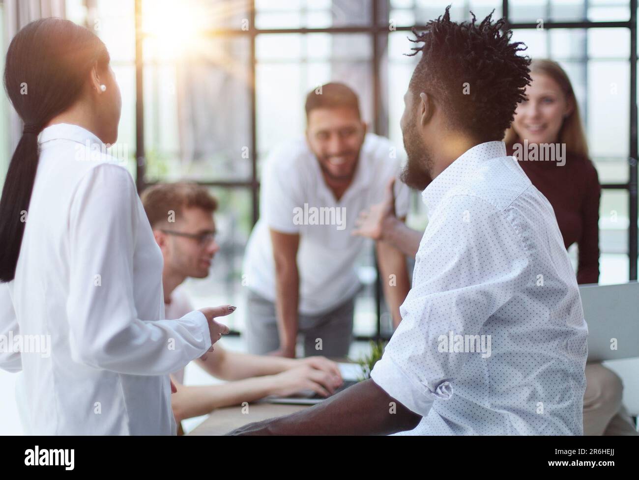 Willkommen bei unserem Team Handshake während der Arbeit in einem Kreativbüro. Erfolgskonzept Stockfoto