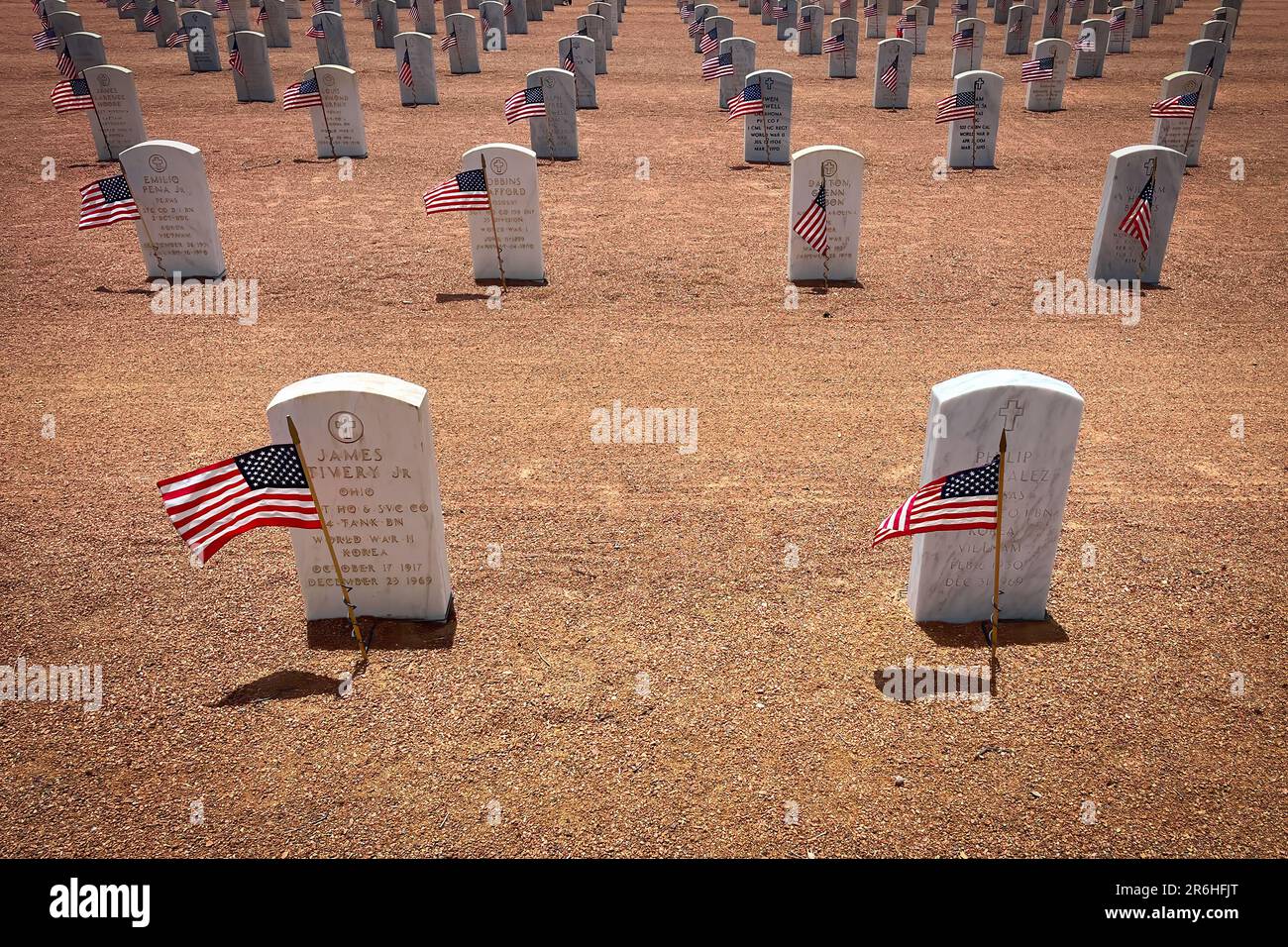 Flaggen auf Gräbern auf dem Fort Bliss National Cemetery in El Paso, Texas. Stockfoto
