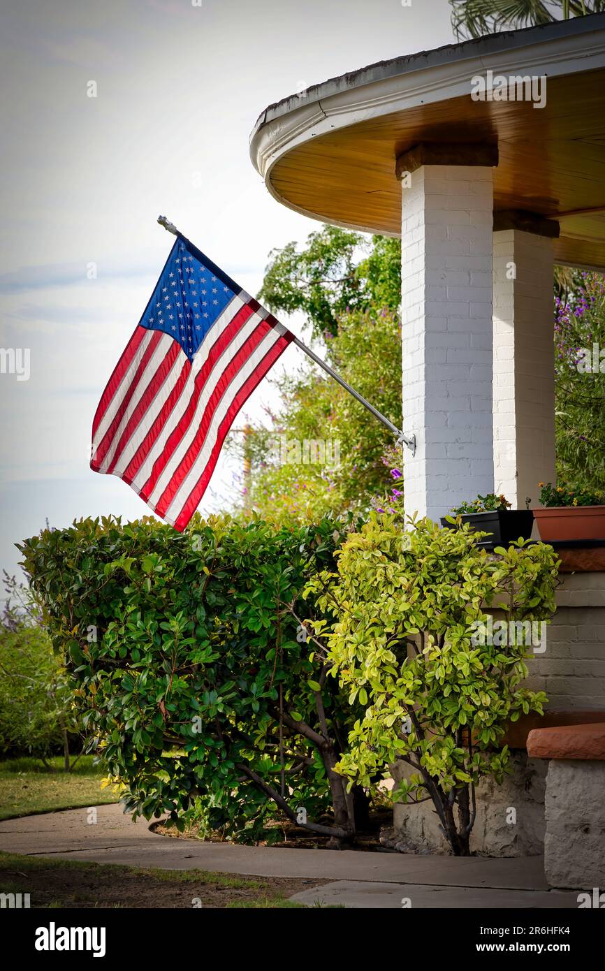 Eine amerikanische Flagge auf einer Terrasse im Sunset Heights Historic District von El Paso, Texas. Stockfoto