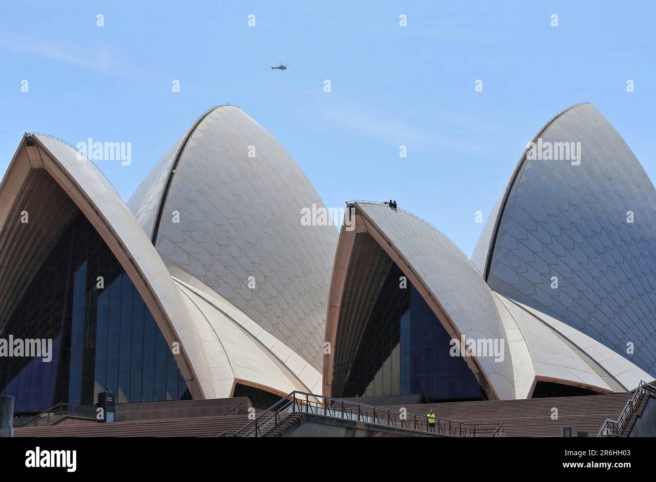 668 Blick vom südöstlichen Vorplatz des königlichen Botanischen Gartens auf das Opernhaus unter intensiver Überwachung. Sydney-Australien. Stockfoto