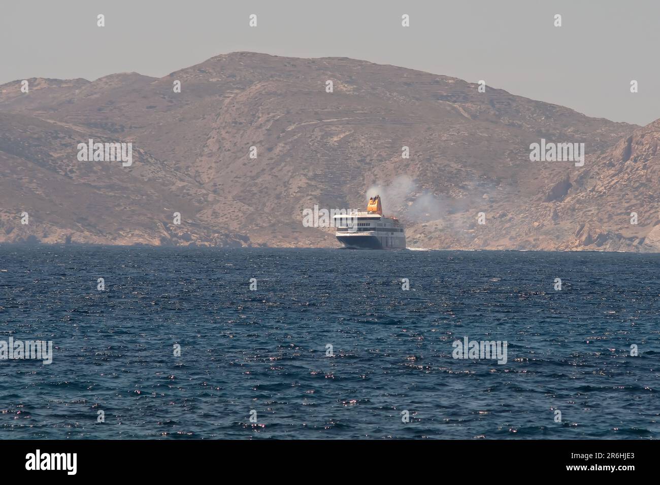 IOS, Griechenland - 16. Mai 2021 : Blick auf eine Fähre, die sich dem Hafen von iOS Greece nähert Stockfoto