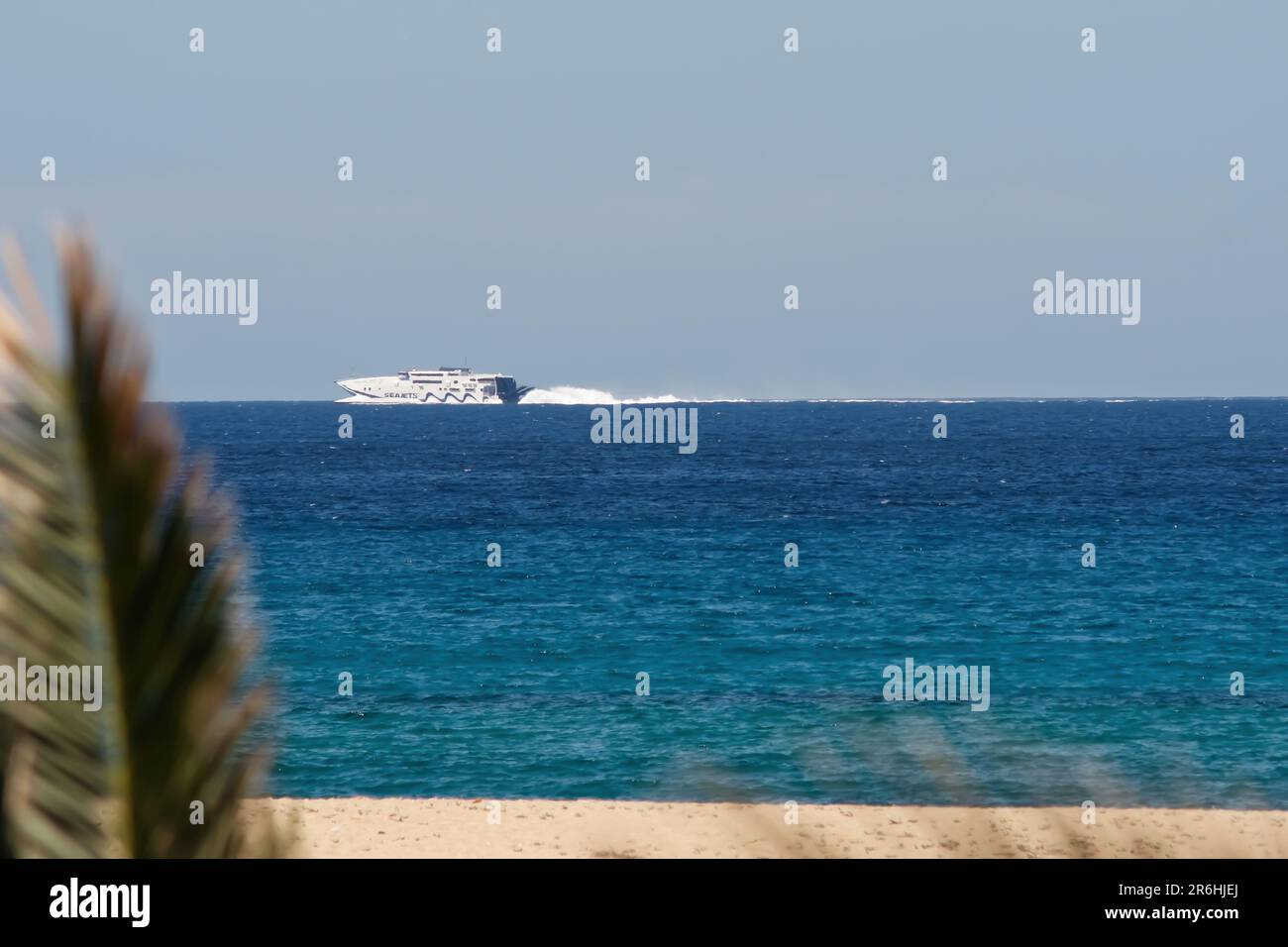 IOS, Griechenland - 16. Mai 2021 : Blick auf den Strand von Mylopotas und eine Fähre in der Ferne in iOS Greece Stockfoto