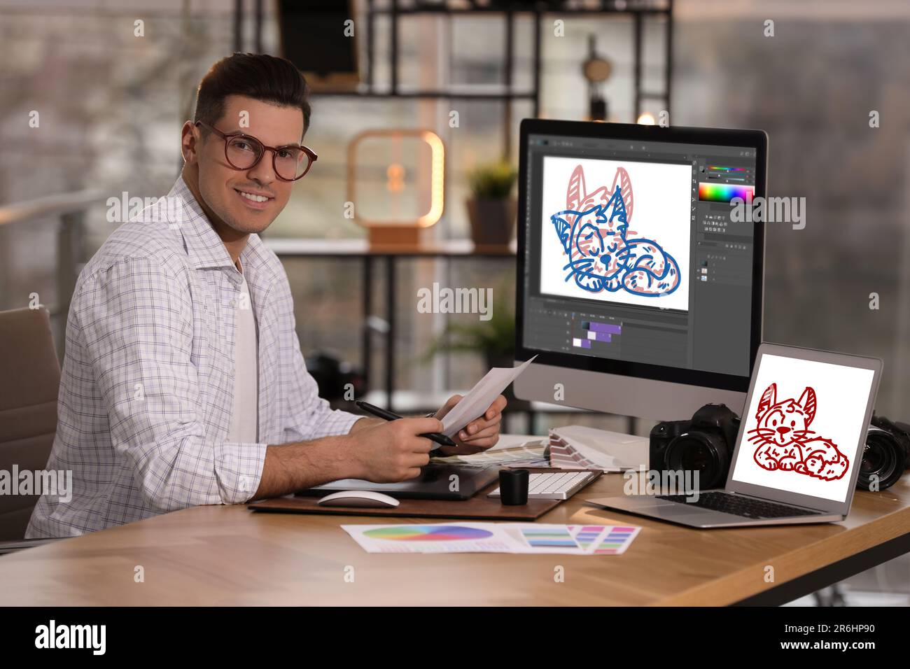 Animator am Arbeitsplatz. Moderne Computer mit Illustrationen Stockfoto