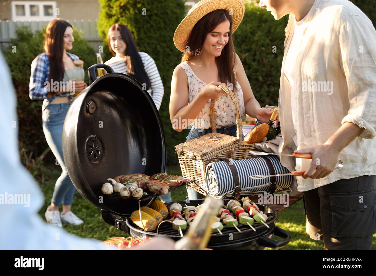 Eine Gruppe von Freunden veranstaltet eine Barbecue-Party im Freien Stockfoto