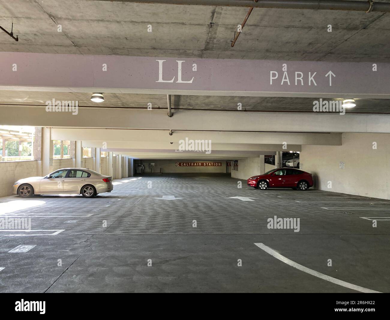 Leerer Boden des mehrstöckigen Parkhauses Caltrain - Sunnyvale, Kalifornien, USA - 2023 Stockfoto
