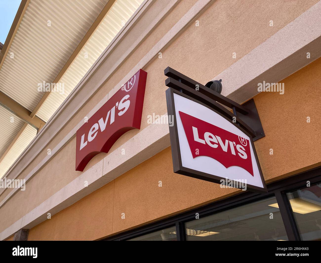 Levis-Schild, Logo auf der Fassade des Geschäfts – Kalifornien, USA – 2023  Stockfotografie - Alamy