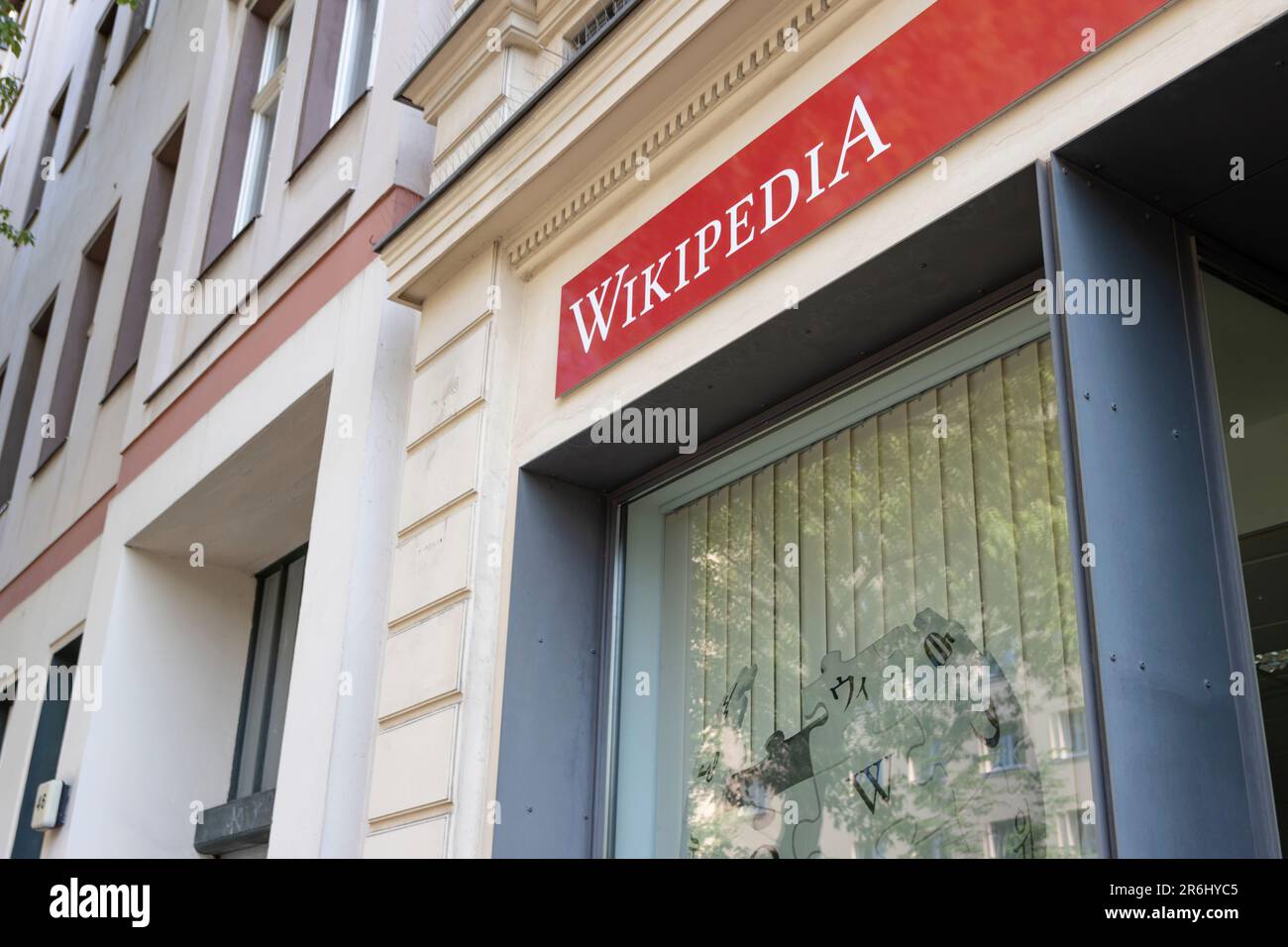Wikipedia-Schild und -Logo befinden sich auf der Vorderseite des WikiBär-Arbeitsbereichs in Berlin. Stockfoto
