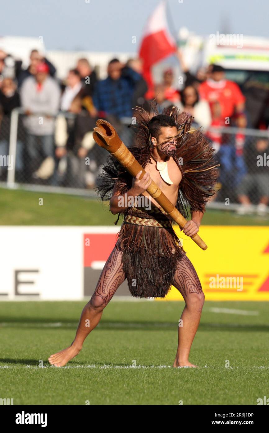 Ein Maori-Krieger begrüßt die Tonga- und kanadischen Teams zu einem Spiel der Rugby-Weltmeisterschaft 2011, Northland Events Centre, Whangarei, Neuseeland, Mittwoch, 14. September 2011. Stockfoto