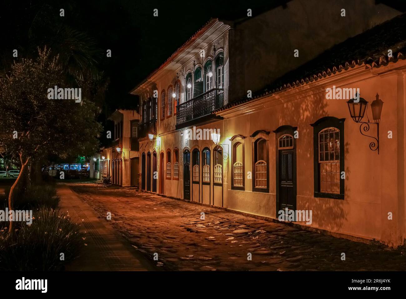 Stimmungsvoller Nachtsicht auf beleuchtete Straßen und Gebäude im historischen Zentrum von Paraty, Brasilien, UNESCO-Weltkulturerbe Stockfoto