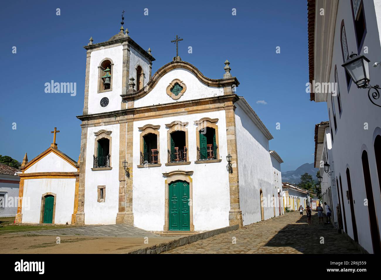 Blick auf die historische Kirche Igreja de Santa Rita (Kirche Santa Rita) in Paraty, Brasilien, UNESCO-Weltkulturerbe Stockfoto
