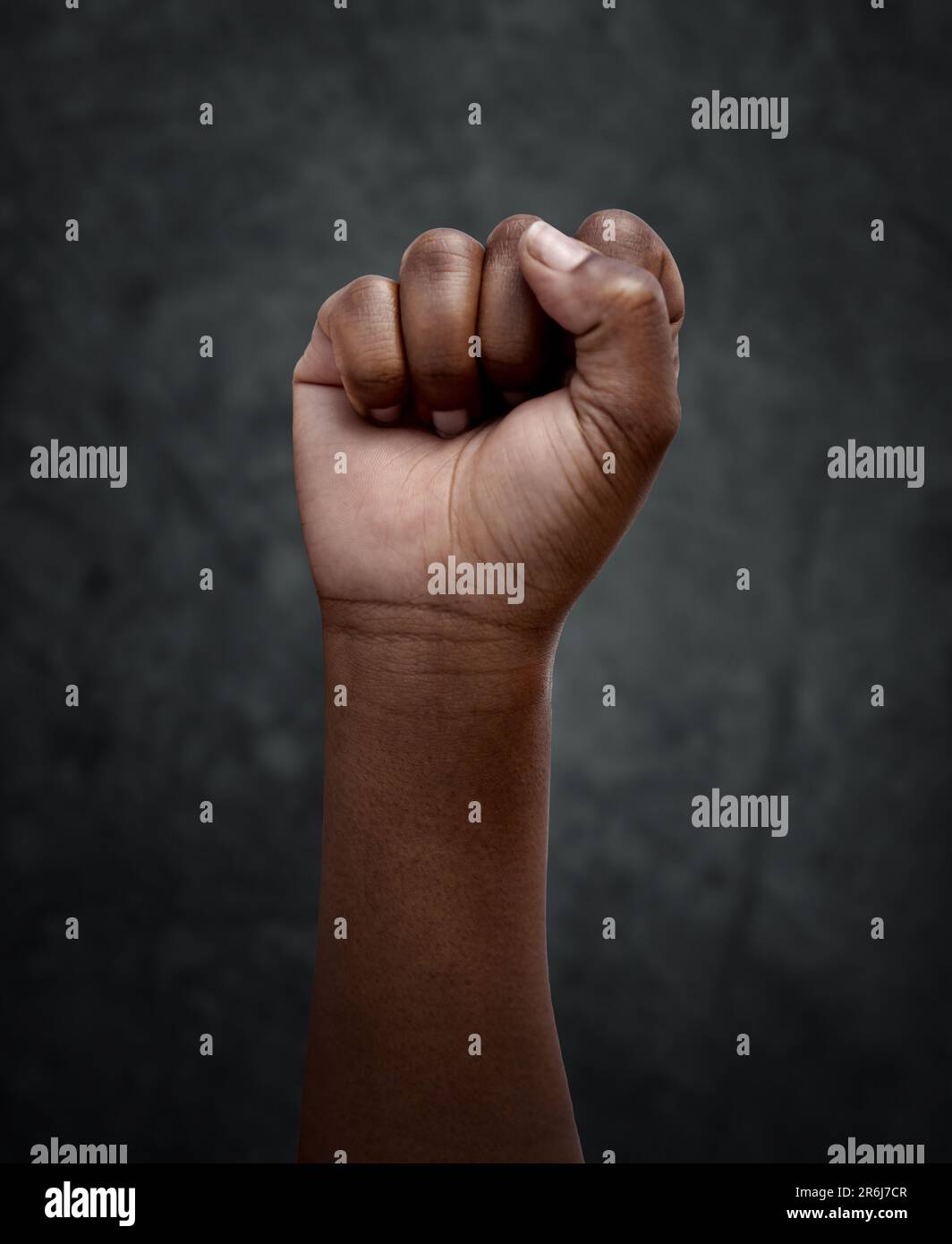 Gleichheit, Protest und Handfaust für Gerechtigkeit oder Solidarität, Menschenrechte und Unterstützung der Gemeinschaft. Kämpfe für Veränderung, Macht. Und Revolution für Stockfoto