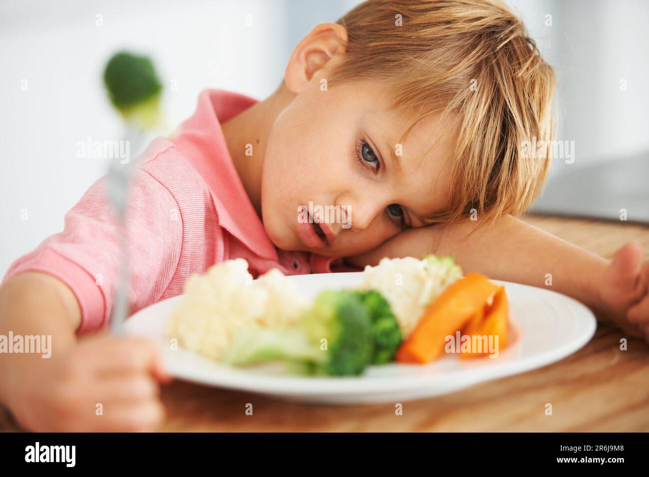 Traurig, gesund und ein Kind mit Gemüse zum Abendessen, unglücklich und