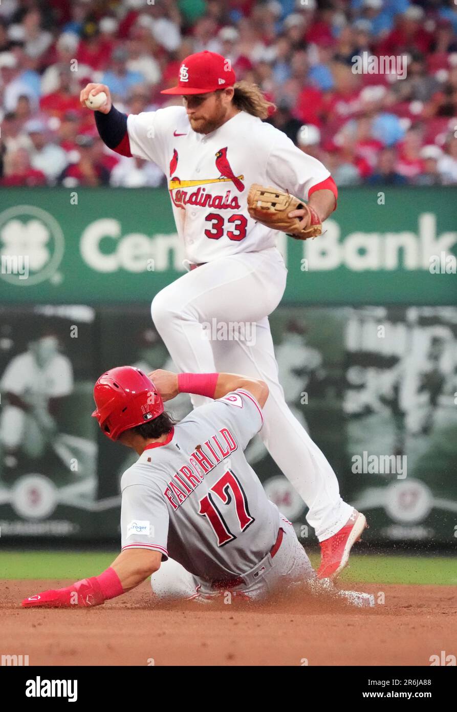 St. Louis, Usa. 09. Juni 2023. St. Louis Cardinals Brendan Donovan hüpft über Cincinnati Reds Stuart Fairchild, nachdem er die Truppe im zweiten Inning im Busch Stadium in St. Louis am Freitag, den 9. Juni 2023. Foto: Bill Greenblatt/UPI Credit: UPI/Alamy Live News Stockfoto