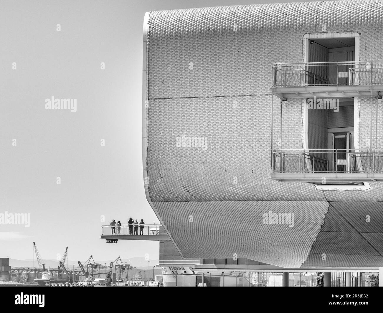 Menschen, die auf den Stahlwegen des Centro Botin Museums im Hafen von Santander spazieren. Stockfoto