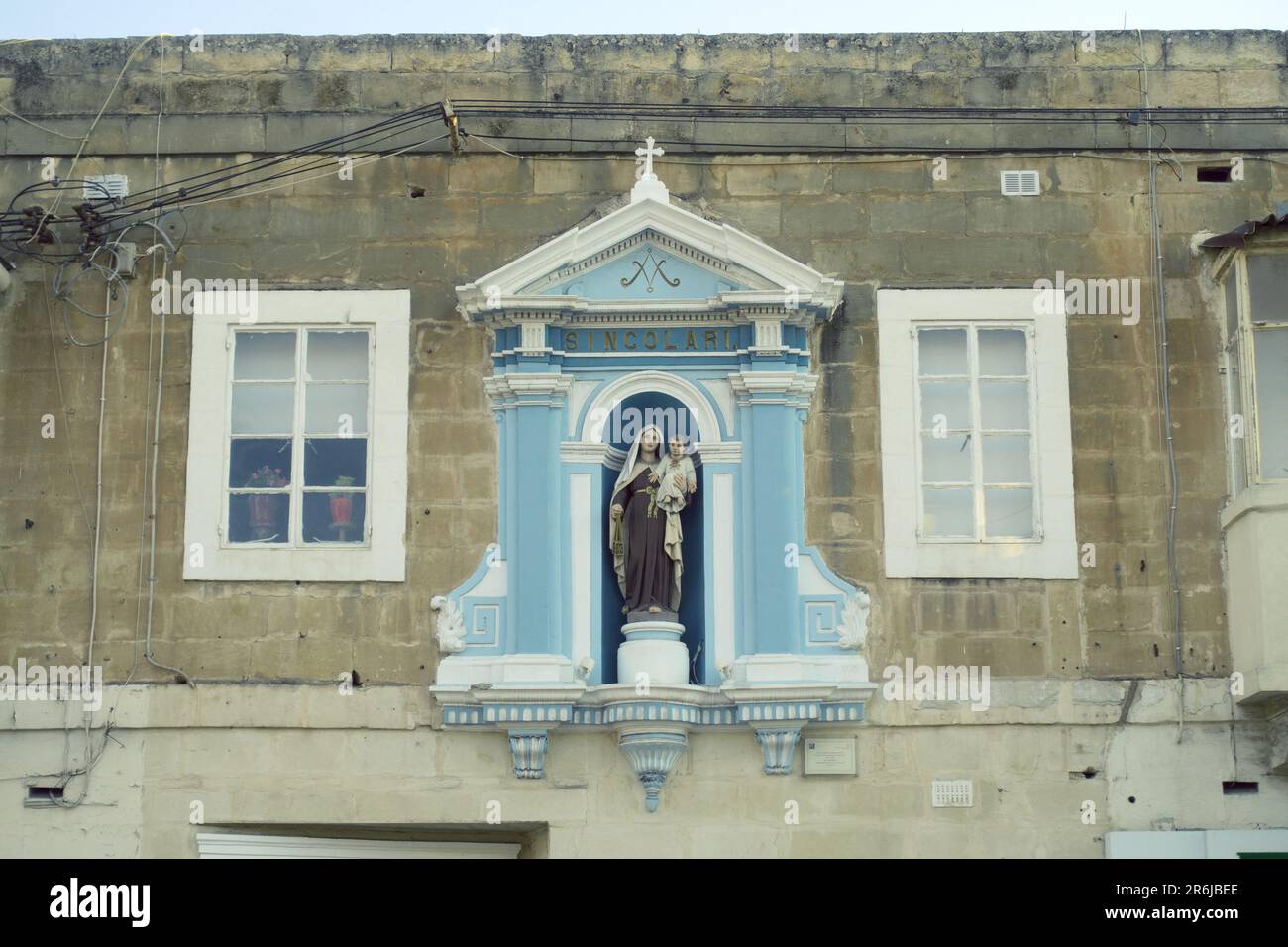 Votive aedicule of Madonna and Child in a Street of Paola, Malta Stockfoto