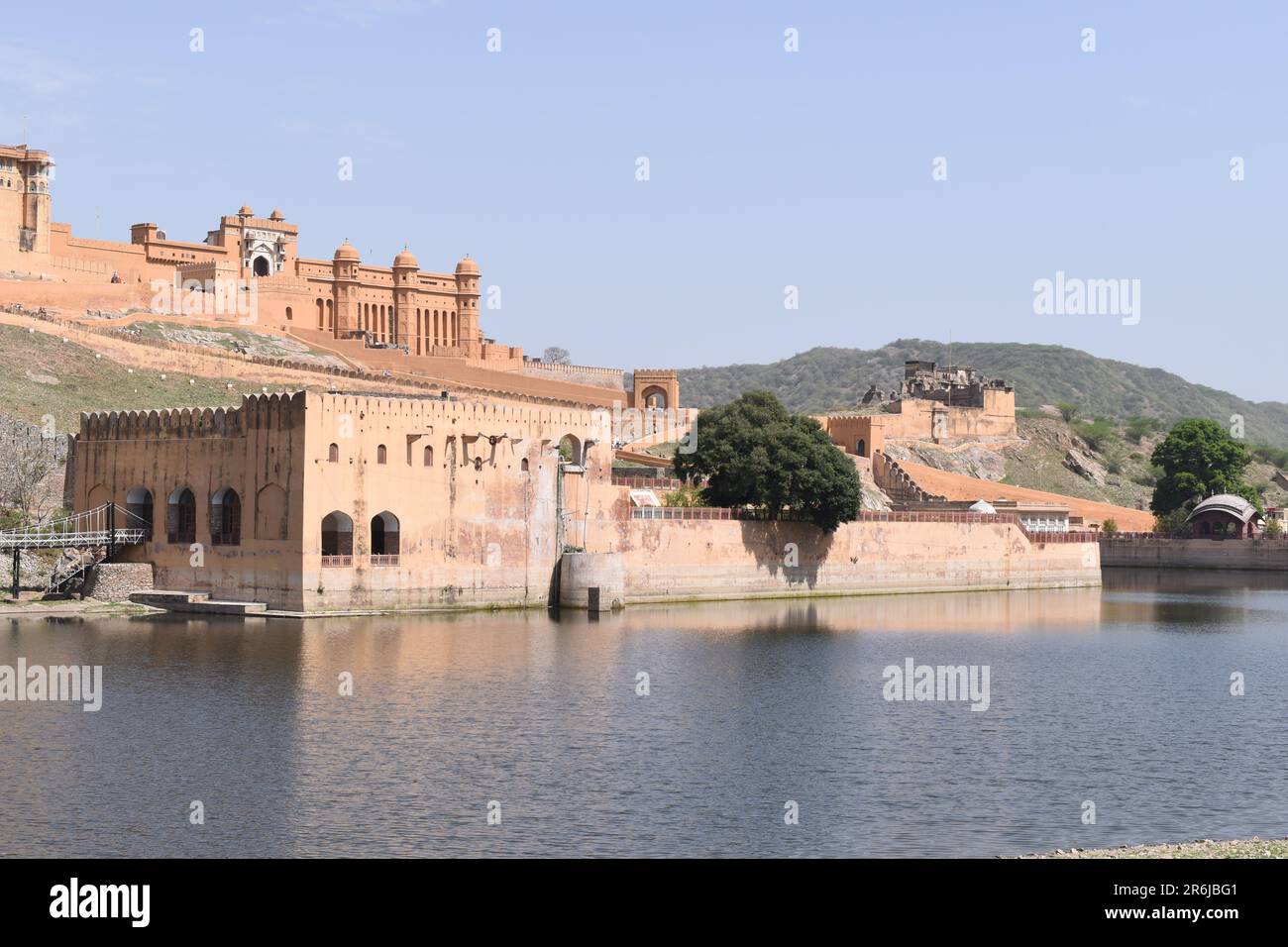 Der Maota-See und Kesar Kyari Bagh im Vordergrund und das Amber-Fort im Hintergrund. Stockfoto