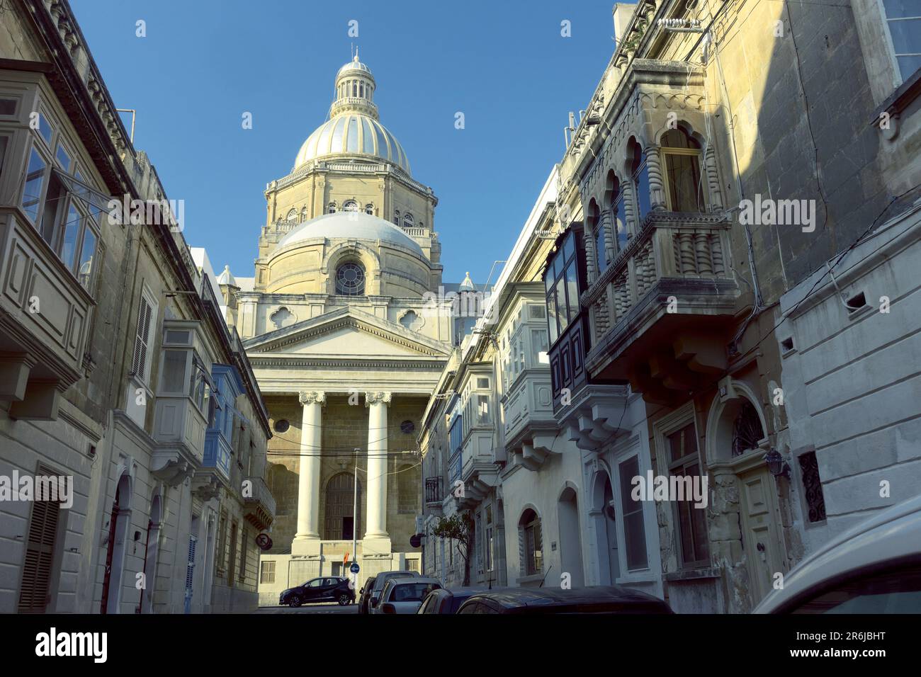 Basilika Christus des Königs und traditionelle geschlossene Holzbalkons (Gallarija) in einer Straße von Paola, Malta Stockfoto