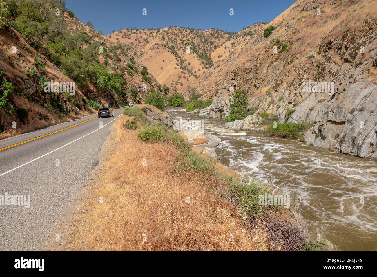 Flussüberlauf im Sequoia Valley Canyon und Landschaft Kalifornien. Stockfoto
