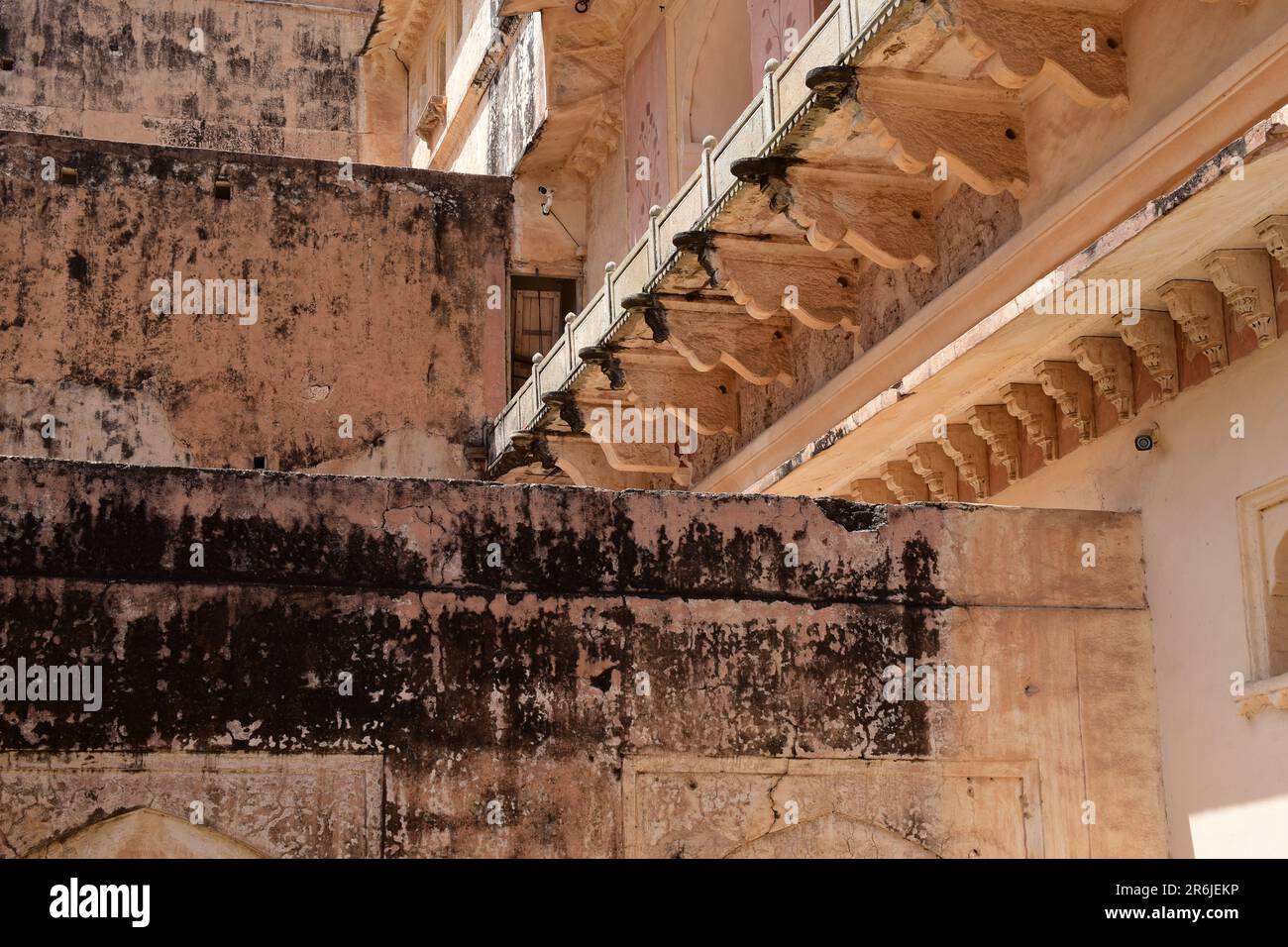 Nahaufnahme der Mauern im vierten Innenhof der Festung Amer. Stockfoto