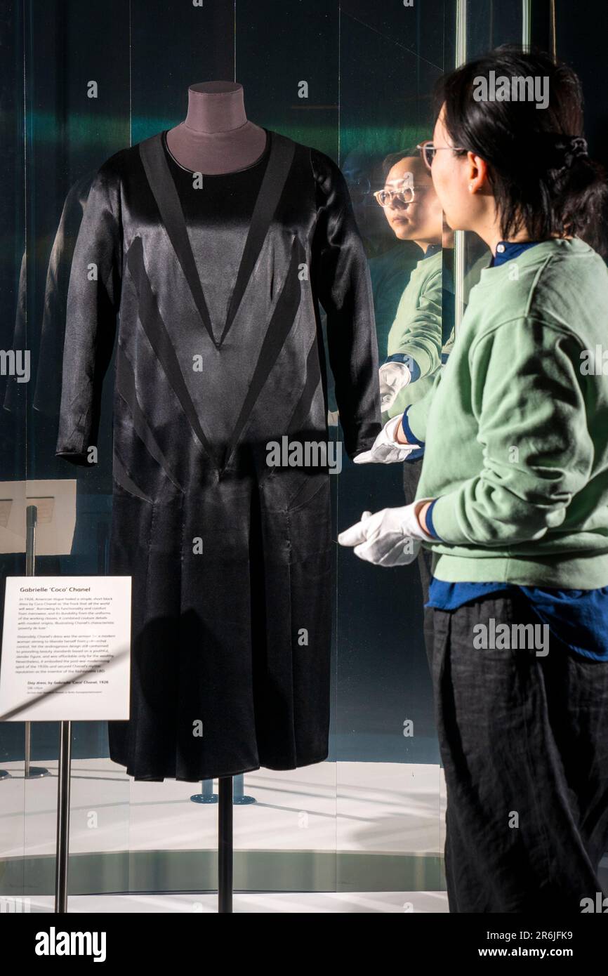 Der Textilkonservator Yufei Xiang im National Museum of Scotland in Edinburgh nimmt letzte Anpassungen an Coco Chanels ursprünglichem „Little Black Dress“ (1926) vor, bevor es in der Beyond the Little Black Dress Ausstellung am 1. Juli gezeigt wird. Der neue Stil, der seinerzeit von US Vogue als „das Kleid, das die ganze Welt tragen wird“ gefeiert wurde, kombiniert Couture-Details mit bescheidenen Ursprüngen und sicherte Chanels Ruf als Erfinder des modischen „LBD“. Foto: Donnerstag, 8. Juni 2023. Stockfoto