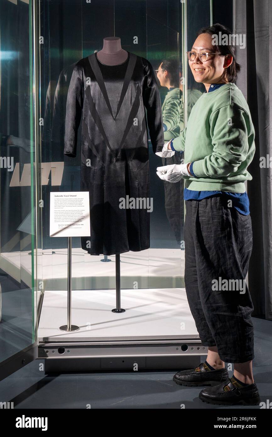 Der Textilkonservator Yufei Xiang im National Museum of Scotland in Edinburgh nimmt letzte Anpassungen an Coco Chanels ursprünglichem „Little Black Dress“ (1926) vor, bevor es in der Beyond the Little Black Dress Ausstellung am 1. Juli gezeigt wird. Der neue Stil, der seinerzeit von US Vogue als „das Kleid, das die ganze Welt tragen wird“ gefeiert wurde, kombiniert Couture-Details mit bescheidenen Ursprüngen und sicherte Chanels Ruf als Erfinder des modischen „LBD“. Foto: Donnerstag, 8. Juni 2023. Stockfoto