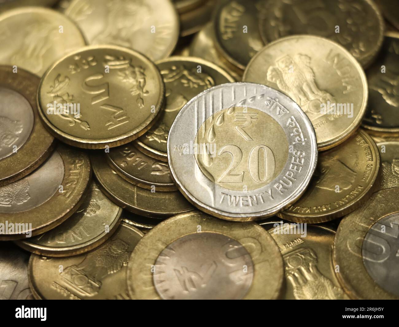 Nahaufnahme einer Gold-Silber-Bimetall-indischen 20 (20)-Rupien-Münze auf einem Haufen anderer authentischer indischer Münzsammlungen Stockfoto