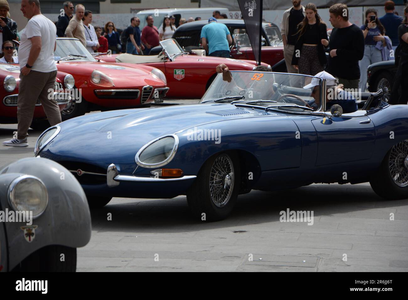 PISA, ITALIEN - 30. APRIL - 2023:Jaguar E-Type OTS 1968 auf einem alten Rennwagen in der Rallye GP Terre di Canossa Stockfoto