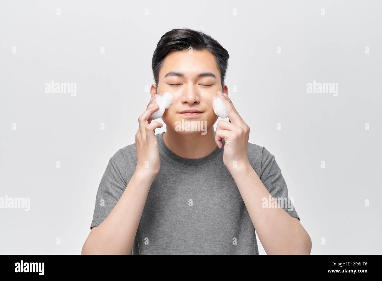 Ein junger Mann wäscht sein Gesicht, Beauty Image Stockfoto