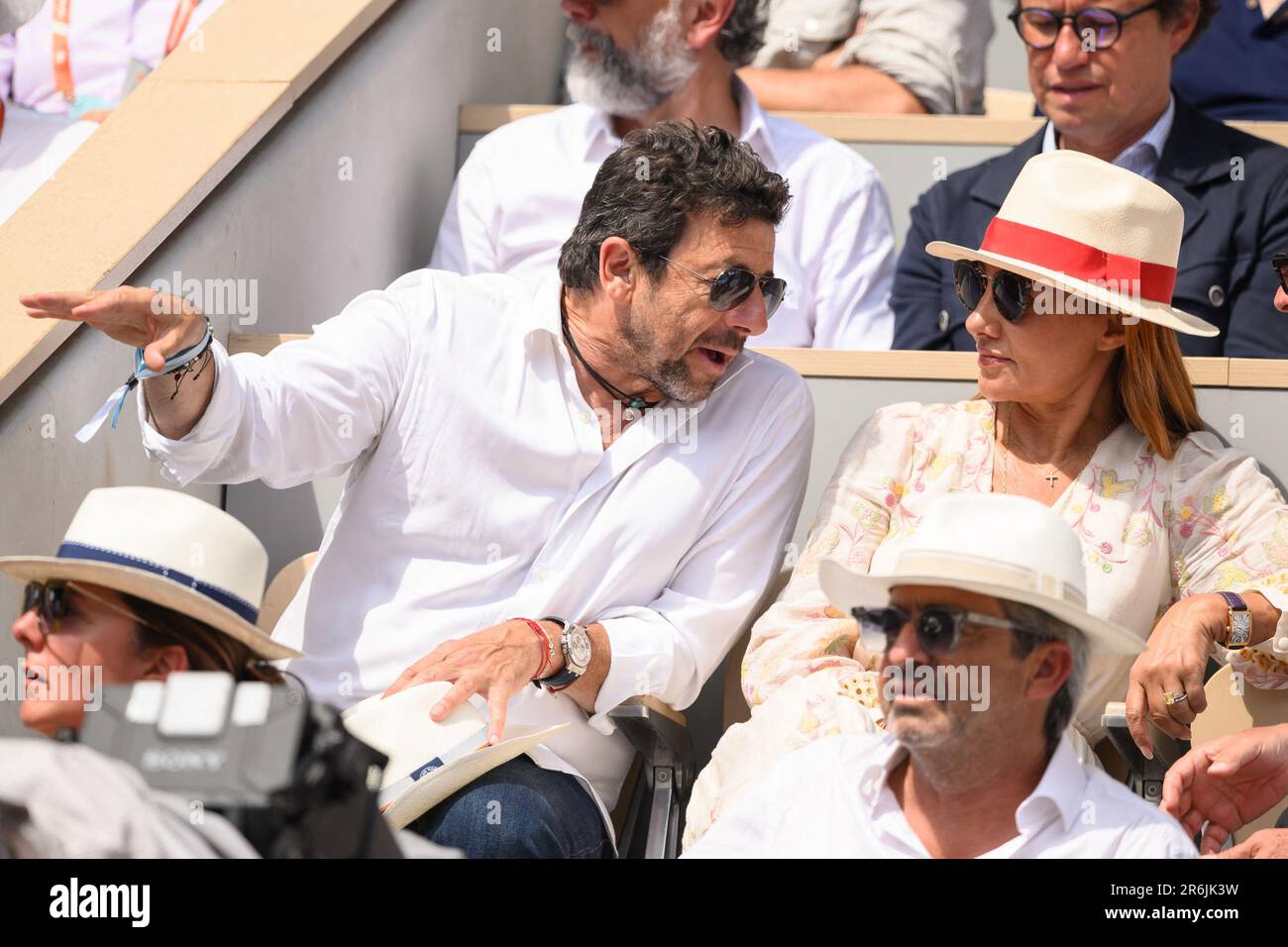 Paris, Frankreich. 09. Juni 2023. Patrick Bruel nimmt am 9. Juni 2023 in Paris an den French Open 2023 in Roland Garros Teil. Foto: Laurent Zabulon/ABACAPRESS.COM Kredit: Abaca Press/Alamy Live News Stockfoto