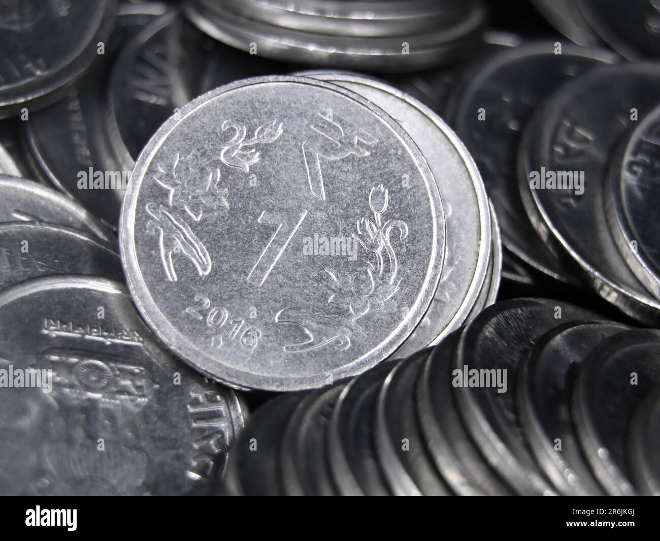 Nahaufnahme von indischen 1 oder einer glänzenden Silbermünze in Rupie auf einem vermischten Stapel Stockfoto