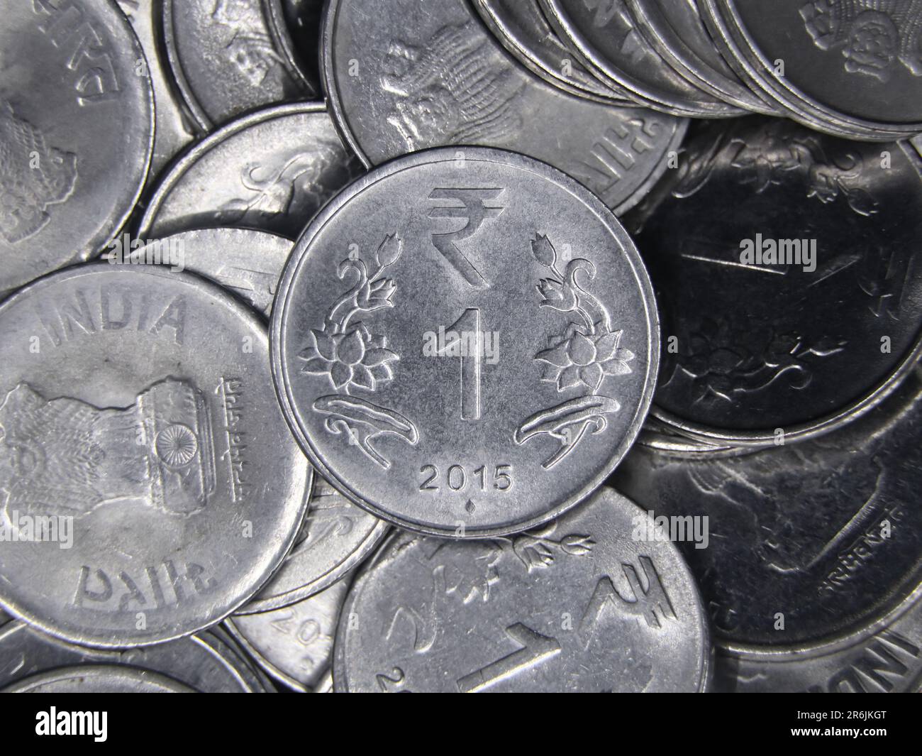 Nahaufnahme von oben mit indischen 1 oder einer glänzenden Silbermünze in Rupie auf einem unordentlichen Stapel Stockfoto