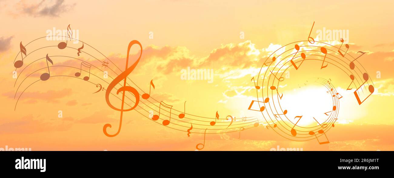 Treble Clef und wirbelnde Mitarbeiter mit musikalischen Noten vor dem Himmel bei Sonnenuntergang, Bannerdesign Stockfoto