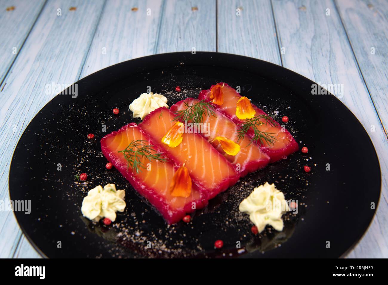 Rezept für Gravlax-Lachs mariniert mit Rüben und Avocado-Mayonnaise-Sauce Stockfoto