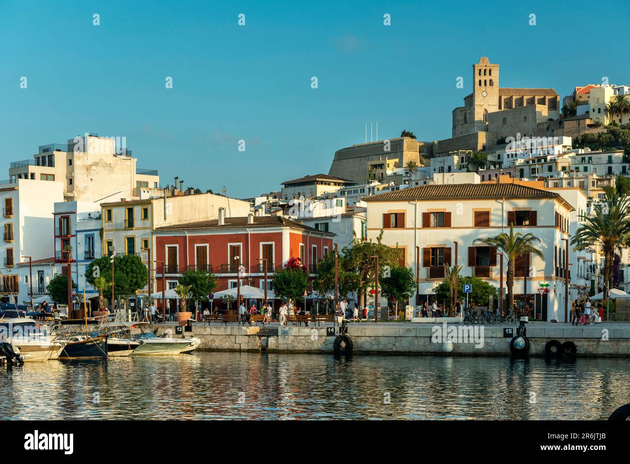ALTSTADT AM WASSER IBIZA BALEARISCHE INSELN SPANIEN Stockfoto