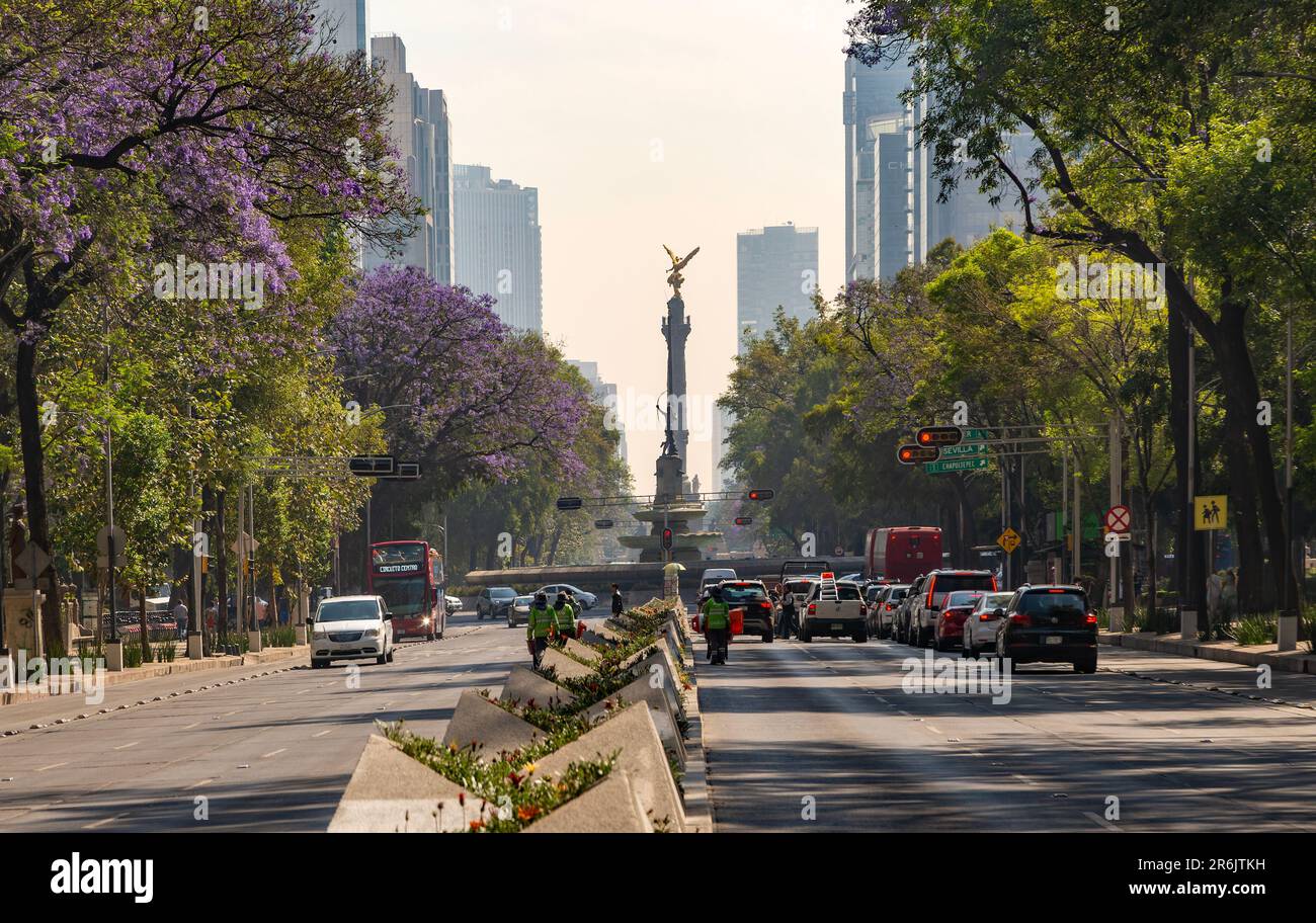 Verkehr auf der Avenue Paseo de la Reforma, Mexiko-Stadt, Mexiko Blick auf den Engel der Unabhängigkeit, El Ángel de la Independencia Stockfoto