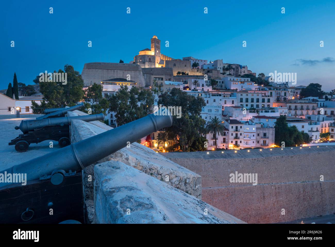 KANONEN-KATHEDRALE FESTUNG PROMENADE ALTSTADT IBIZA BALEAREN SPANIEN Stockfoto