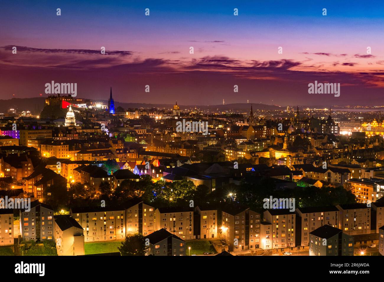 Blick aus der Vogelperspektive auf Gebäude und Landschaft mit Schloss Edinburgh während des Sonnenuntergangs. Stockfoto