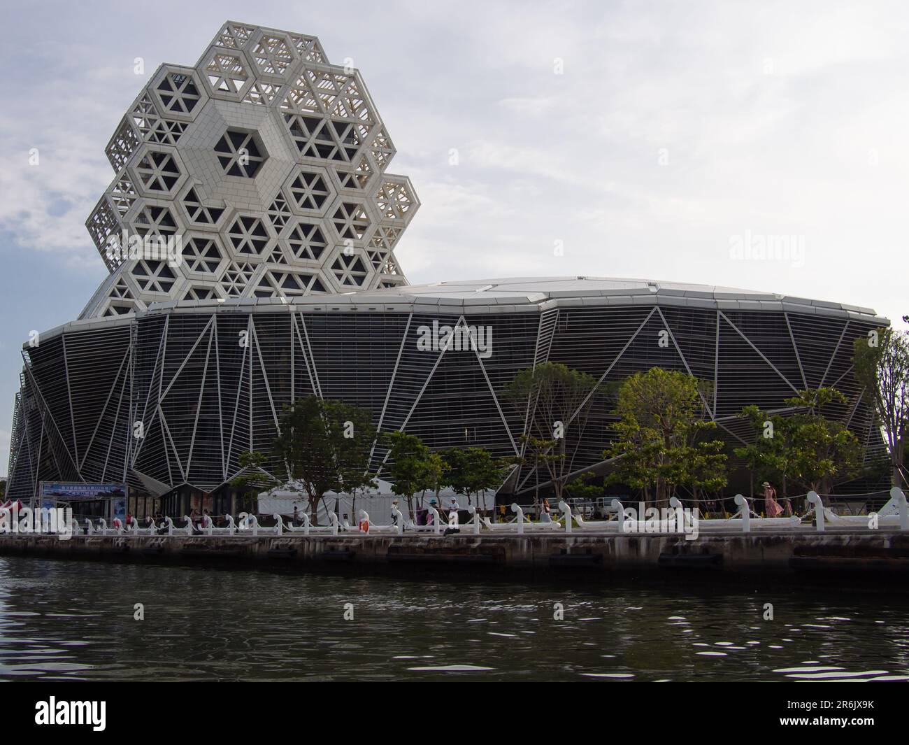 Außenansicht des Kaohsiung Music Center in Kaohsiung, Taiwan. Dieses Zentrum befindet sich neben dem Love River und wurde im Oktober 2021 offiziell eröffnet. Stockfoto
