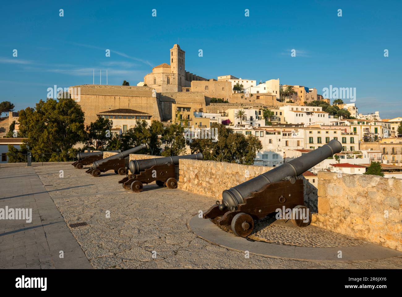 KANONEN-KATHEDRALE FESTUNG PROMENADE ALTSTADT IBIZA BALEAREN SPANIEN Stockfoto