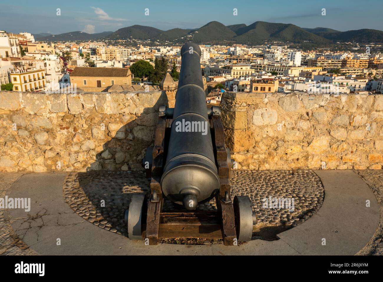 KANONENFESTUNG PROMENADE ALTSTADT IBIZA BALEAREN SPANIEN Stockfoto