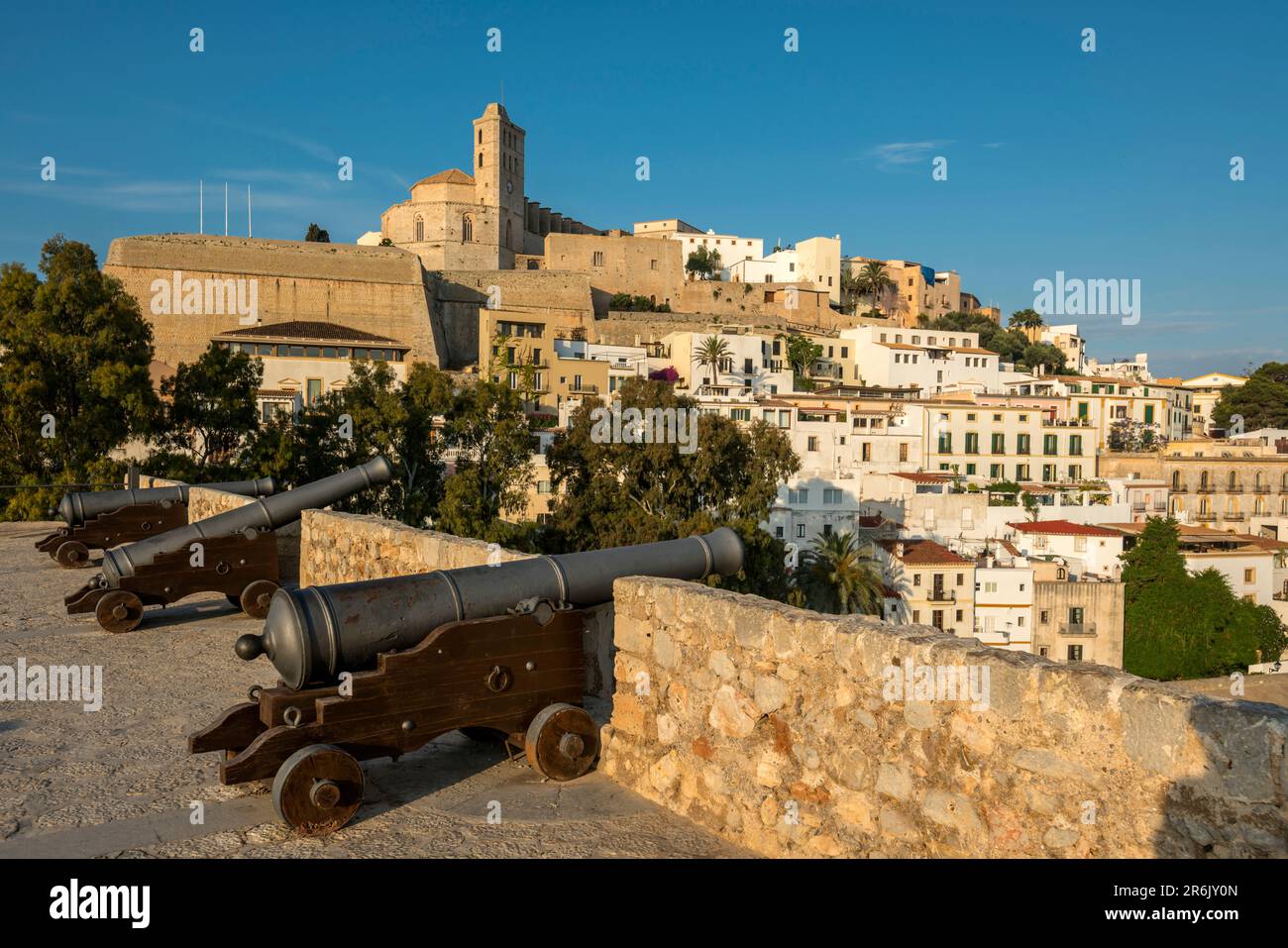 KANONEN-KATHEDRALE FESTUNG PROMENADE ALTSTADT IBIZA BALEAREN SPANIEN Stockfoto