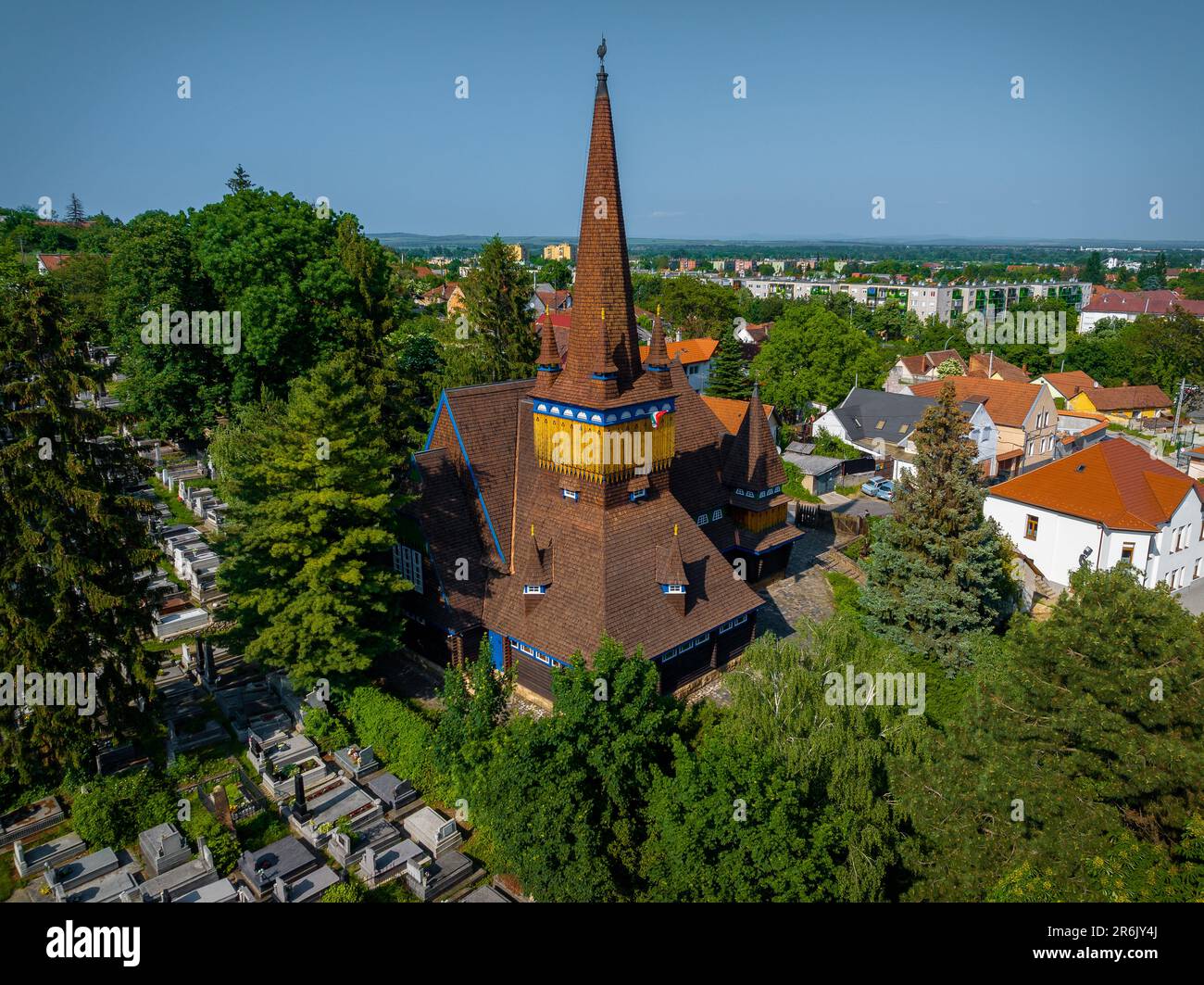 Die hölzerne Kirche von Miskolc ist ein einzigartiger Gottesdienst. Der Tempel wurde nur aus Holz gebaut. Ein fantastisches farbenfrohes Gebäude mit Holzschnitzereien. Stockfoto