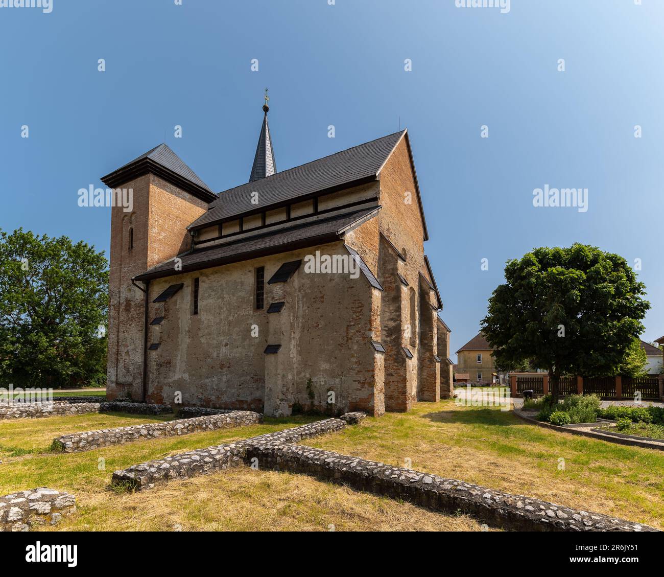 Historische Reformkirche im Boldva-Dorf, Nordungarn. Benedict-Mönche schrieben an diesem Ort ein berühmtes ungarisches Gedicht, dessen Titel witzig ist Stockfoto