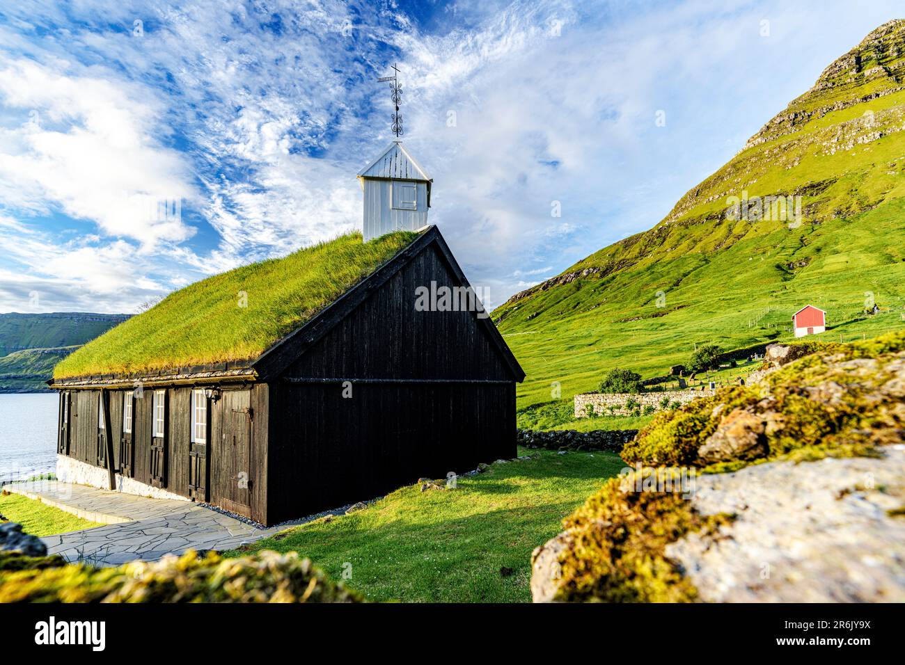 Traditionelle Kirche mit Grasdach mit Blick auf den Fjord, Funningur, Eysturoy Island, Färöer Inseln, Dänemark, Europa Stockfoto