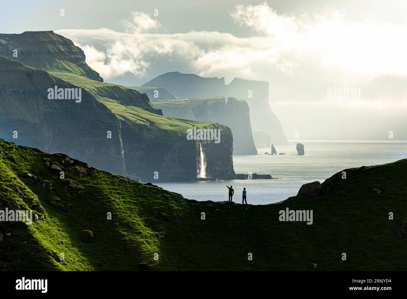 Silhouette von Wanderer, die Klippen auf dem Bergkamm über dem Ozean bewundern, Kalsoy Island, Färöer Inseln, Dänemark, Europa Stockfoto